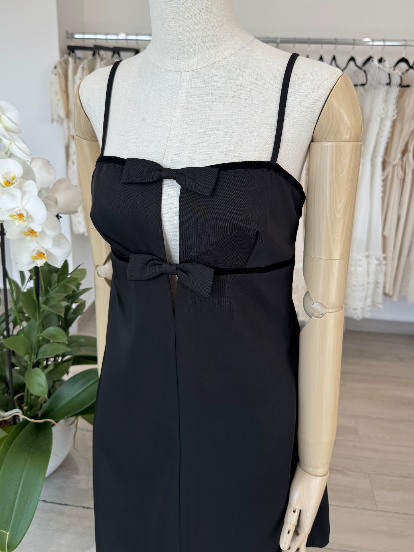 VESTIDO CORTO LAZOS MINI NEGRO – MAB