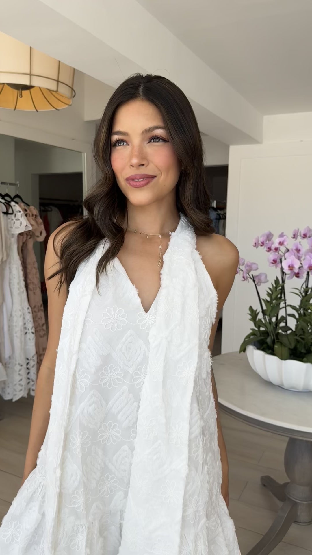 VESTIDO CORTO HALTER LAZO BLANCO